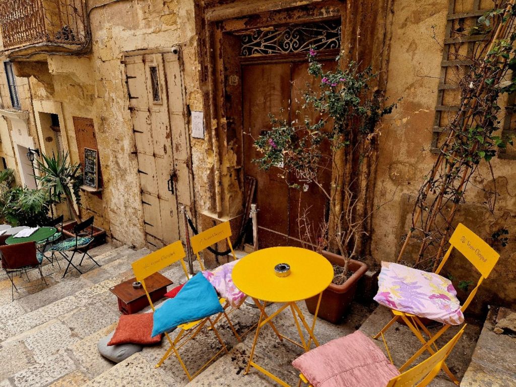 kleines Café auf einer Treppe in Valetta