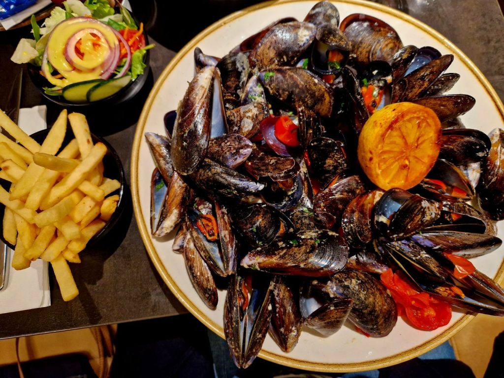 Ein Teller voller Muscheln