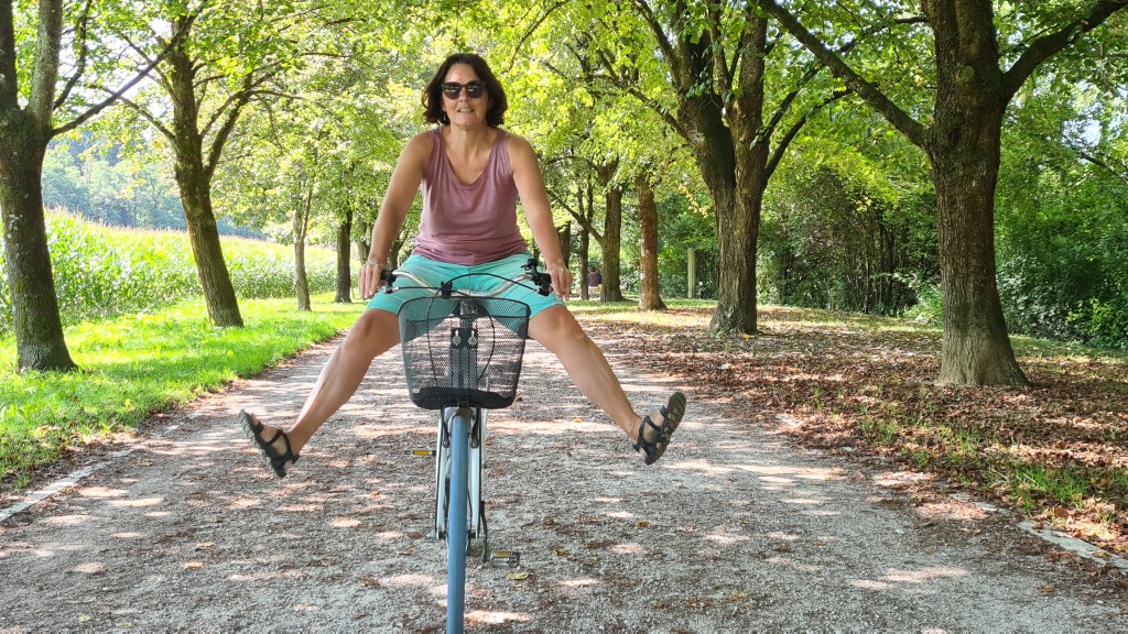 Sandrita auf dem Velo in Slowenien